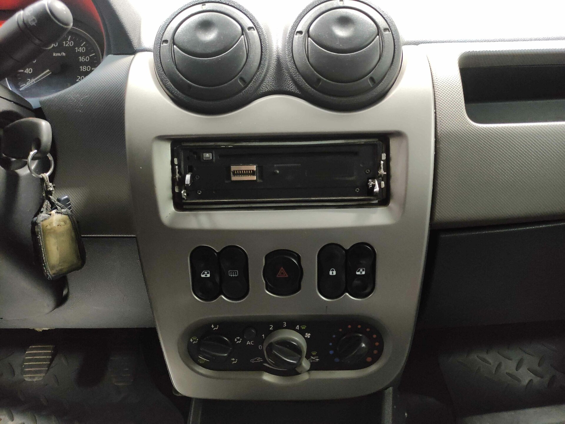 Renault Logan, I Рестайлинг 2011