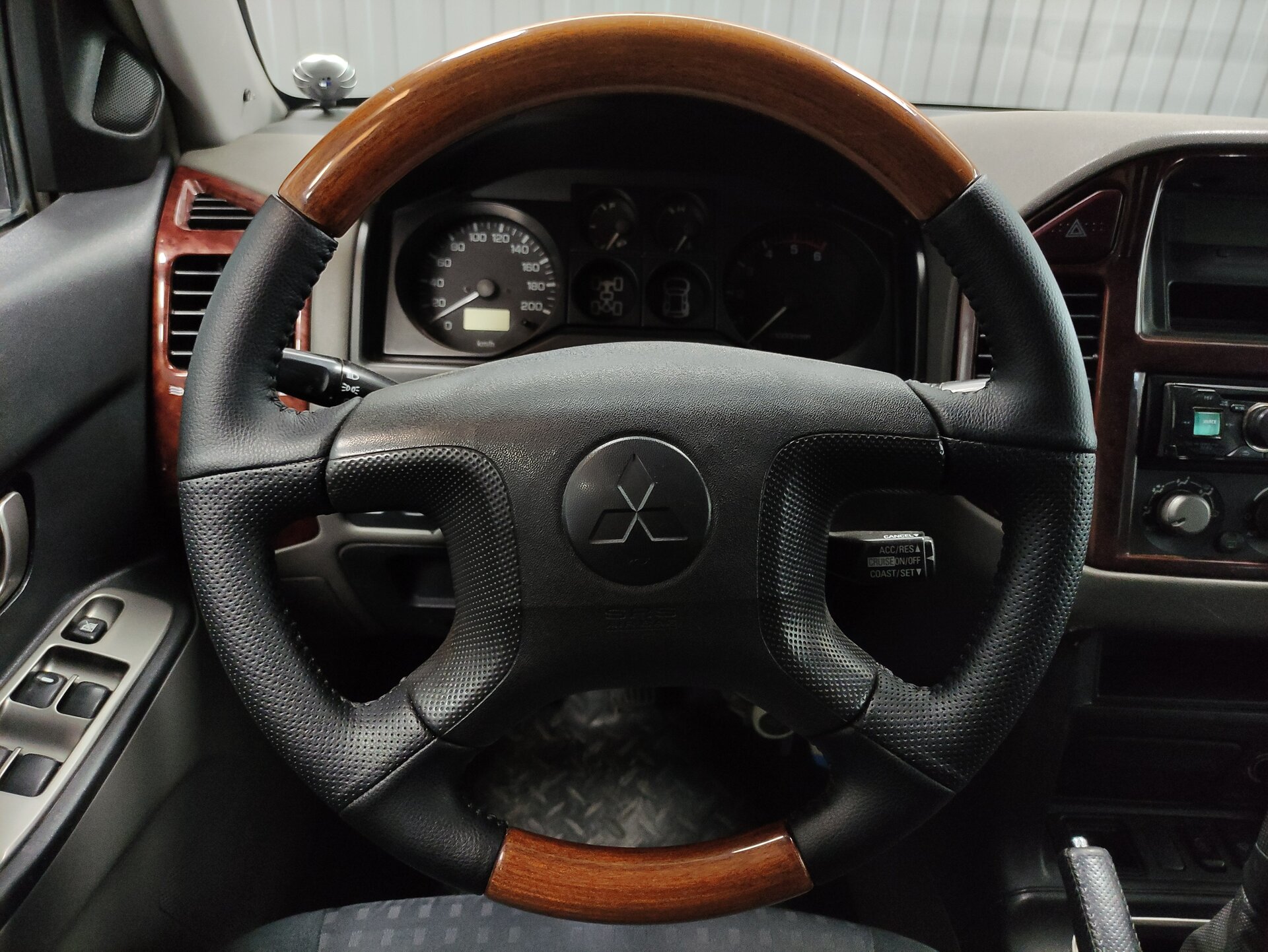 Mitsubishi Pajero, III Рестайлинг 2003 Mitsubishi Pajero, III Рестайлинг 2003