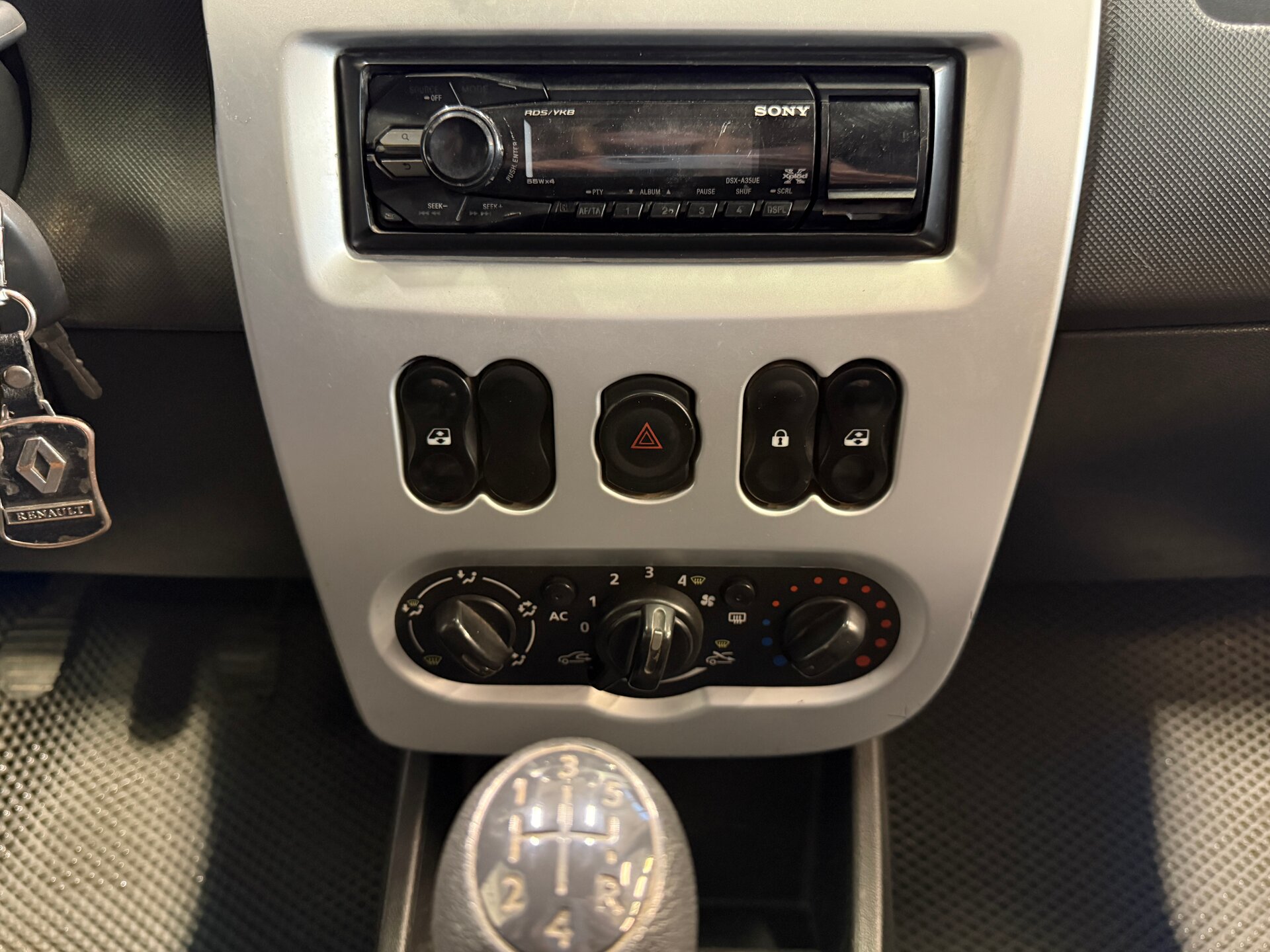 Renault Logan, I Рестайлинг 2013